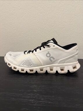 On Cloud Running Women’s Size 10 W10 Workout  Shoes White Black Training Shoes